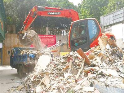 清運“兩違”建筑垃圾 規范流程與長效治理的重要性